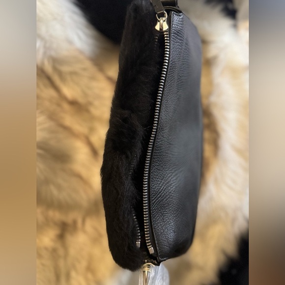 SOLD
BURBERRY Large Black leather/Fur Shoulder bag silver hardware - Picture 11 of 14